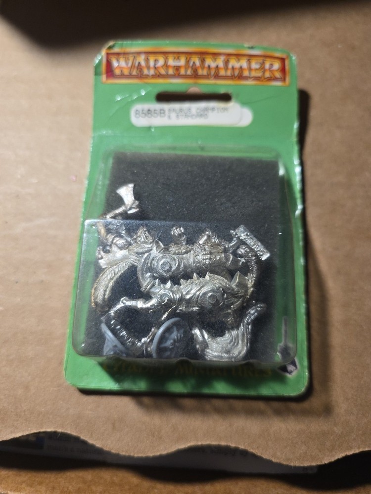 Warhammer Saurus Champion & Standard 8585B UNOPENED
