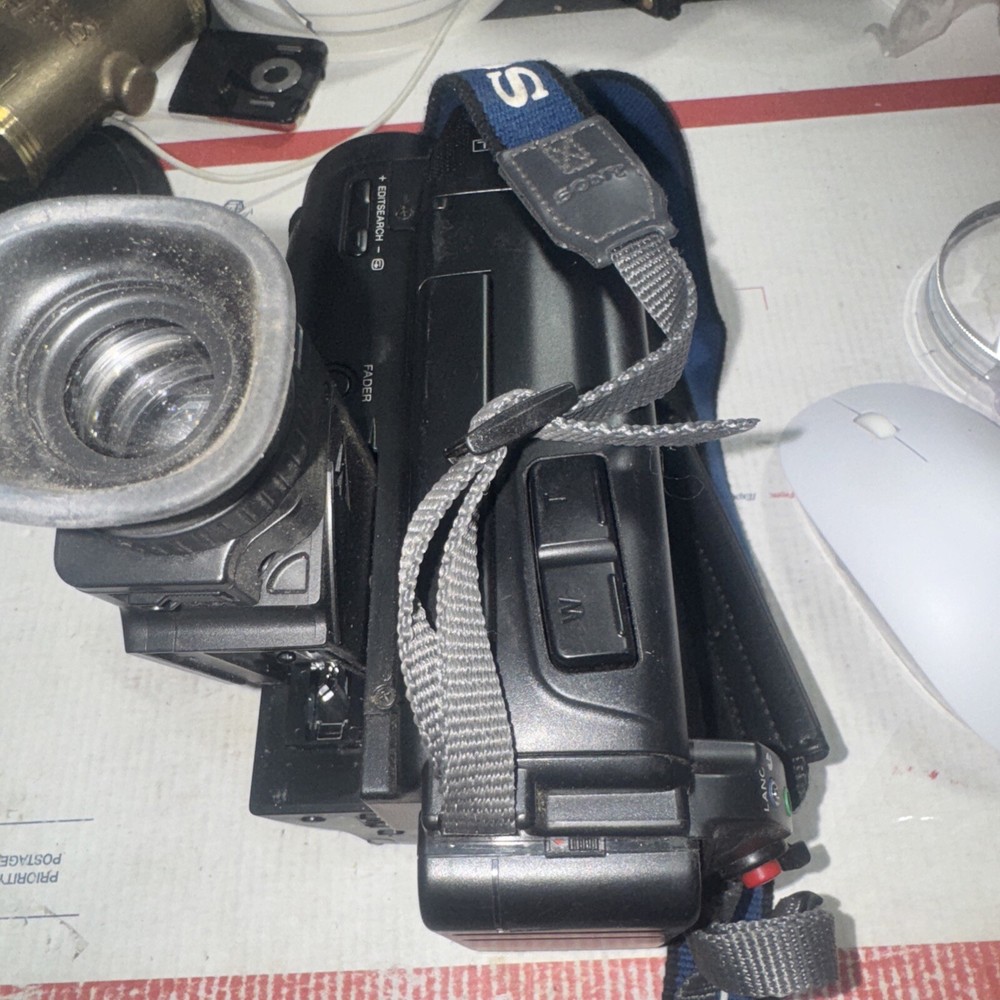 Sony CCD-TR80 Video Camera Recorder with Battery
