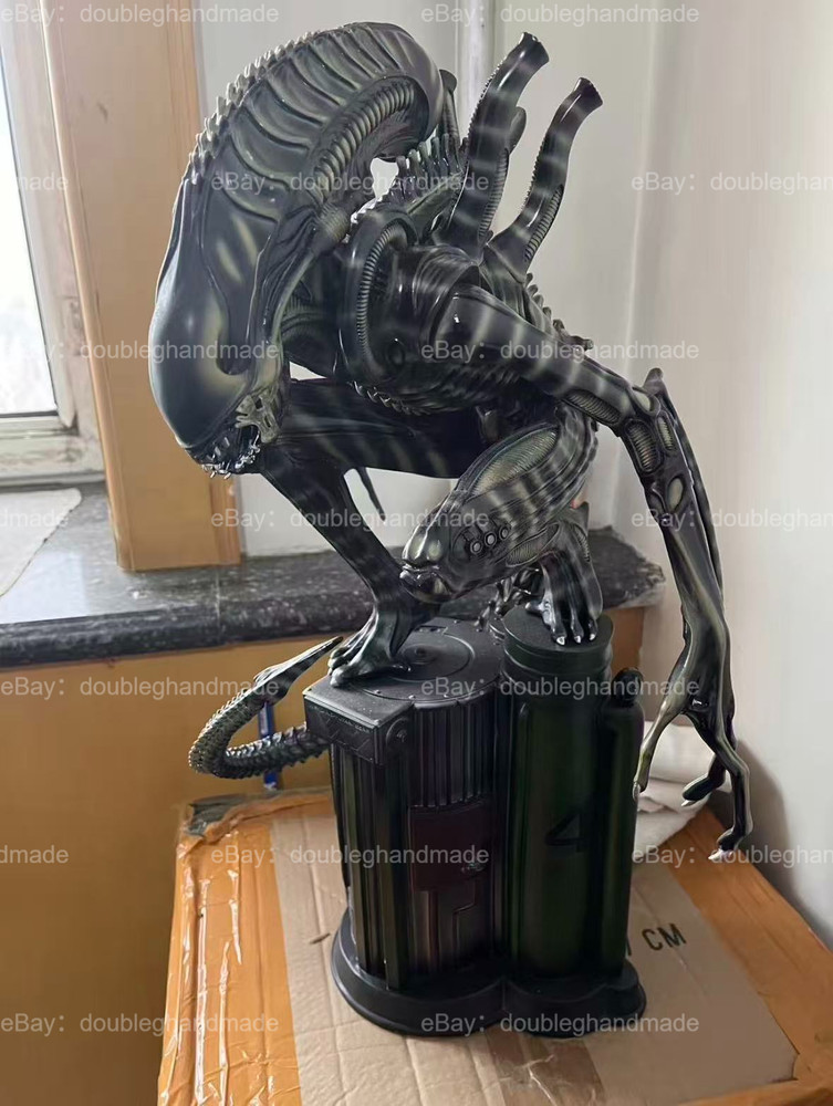 Alien Crouching Statue Model, Black & White, 1/3 Scale, Custom Resin