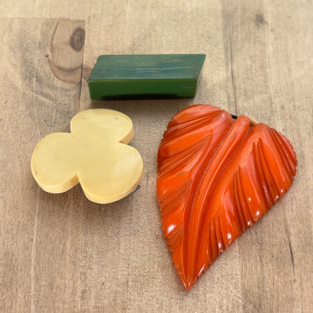3 Vtg Bakelite Red Carved Leaf Buckle, Green Angled Bar Toggle Button, Trefoil