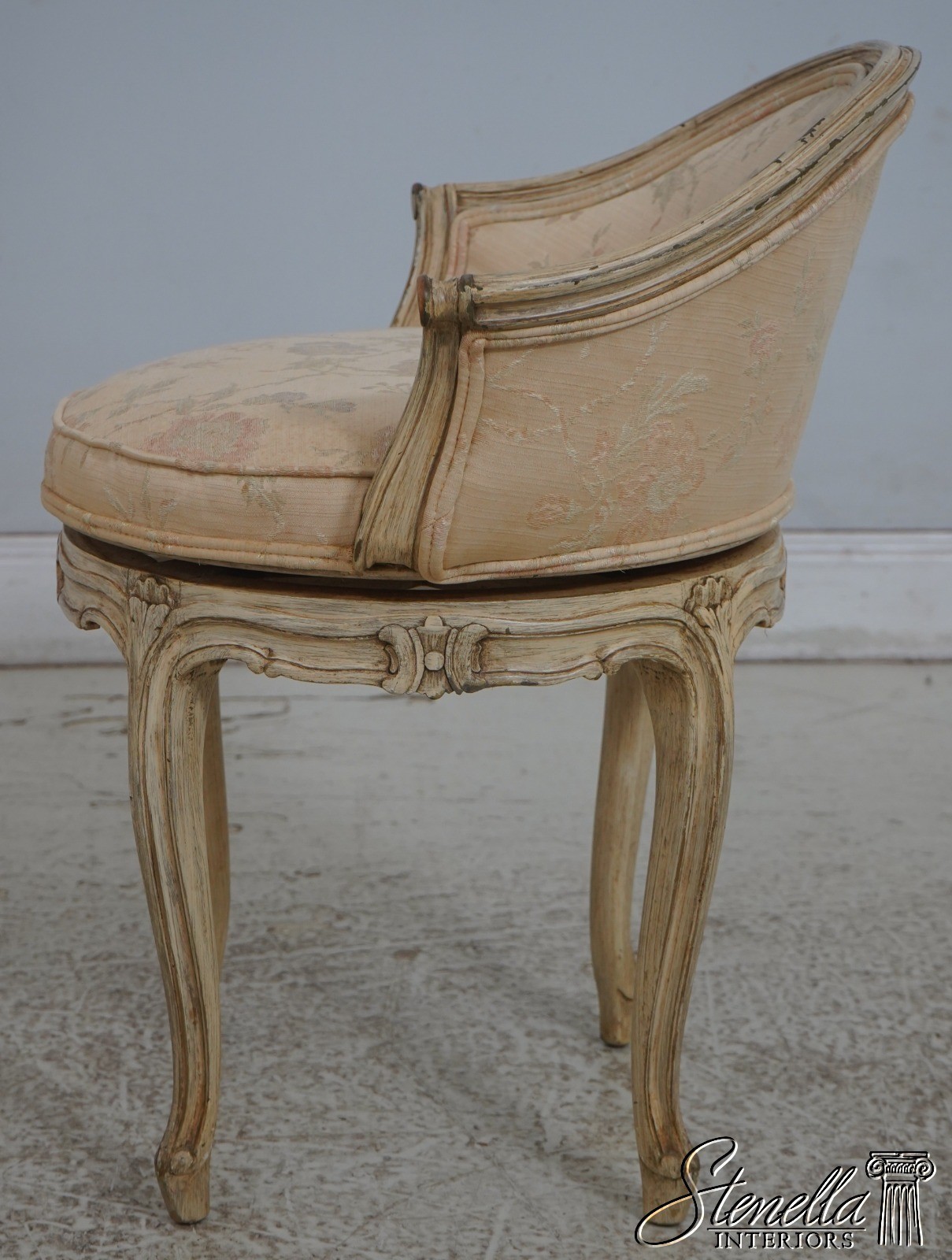 70582: Vintage Dressing Vanity w. Large Mirror & Stool