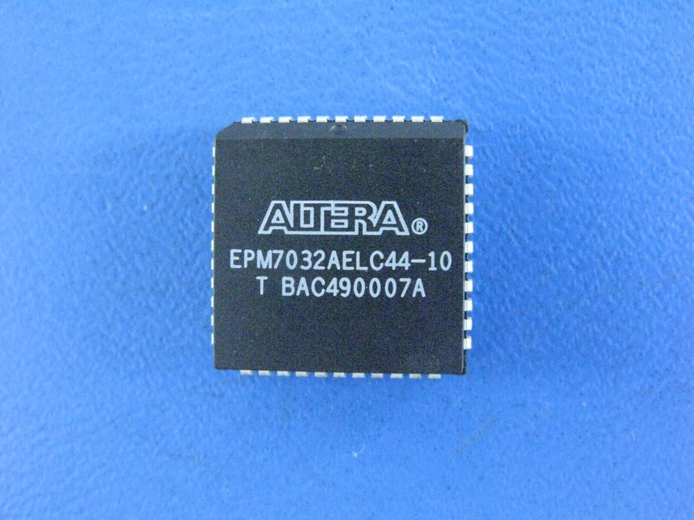 (1) Altera EPM7032AELC44-10 CPLD - Complex Programmable Logic 32 Macro 36 IOs