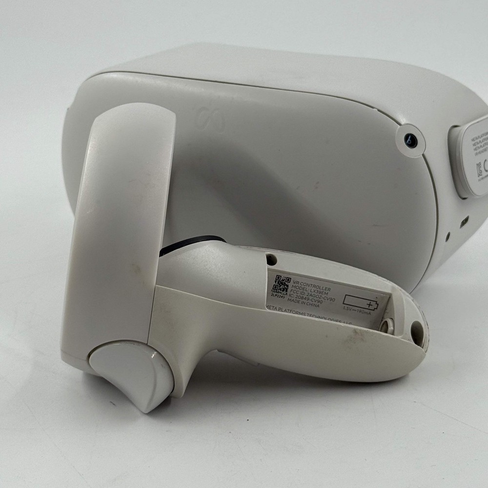Meta Quest 2 VR Headset White with Cracks on Outer Case - Used C