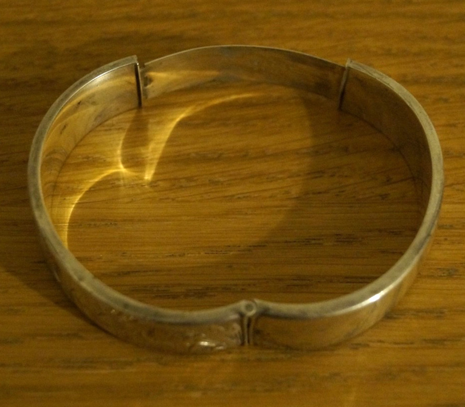 Solid Silver Hinged Ladies Etched Bangle - Birmingham, 1969 - 27.2g