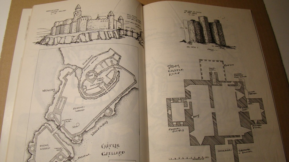 PALLADIUM BOOK - WEAPONS & CASTLES *SOLID COPY* DUNGEONS DRAGONS 1982