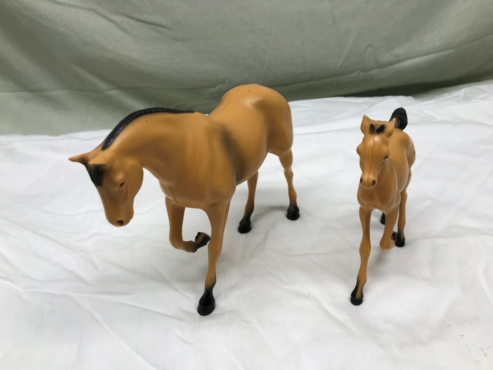 Hartland 7" Mare & Foal very nice pair