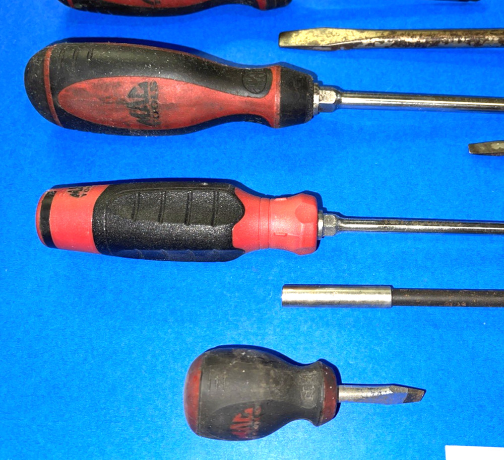 MAC TOOLS 9 PIECE ASSORTED SCREWDRIVER SET & BIT DRIVER
