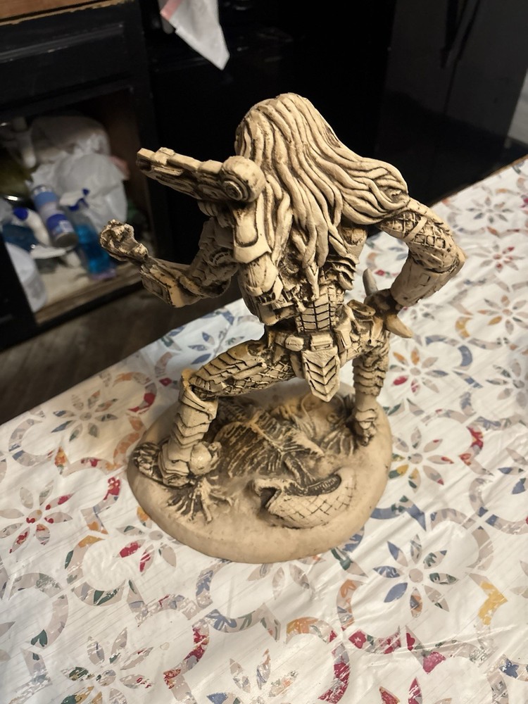 Alien Vs. Predator: Alien Defeated By Predator Statue