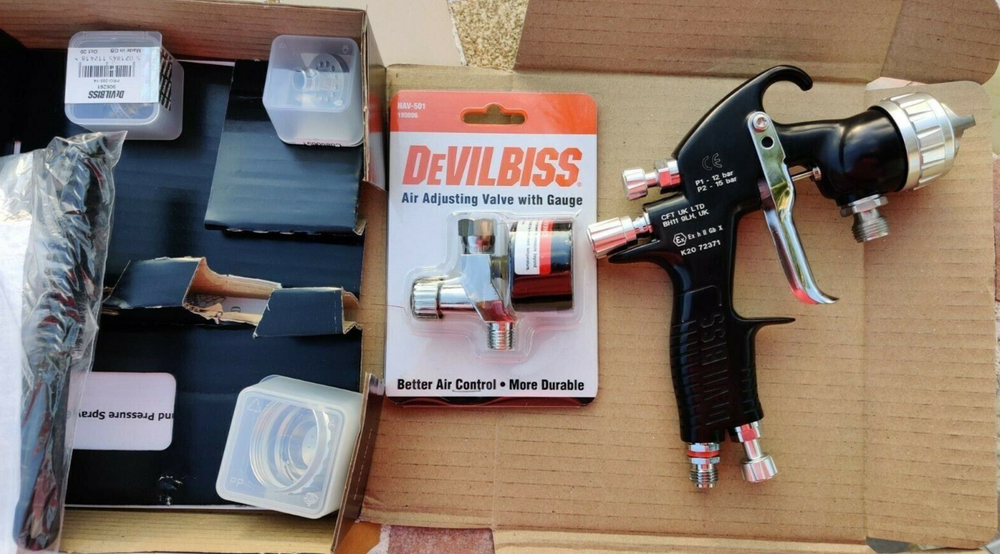 Devilbiss Prolite Pressure Feed Spray Gun & 2 QT Pot, Hose & LED