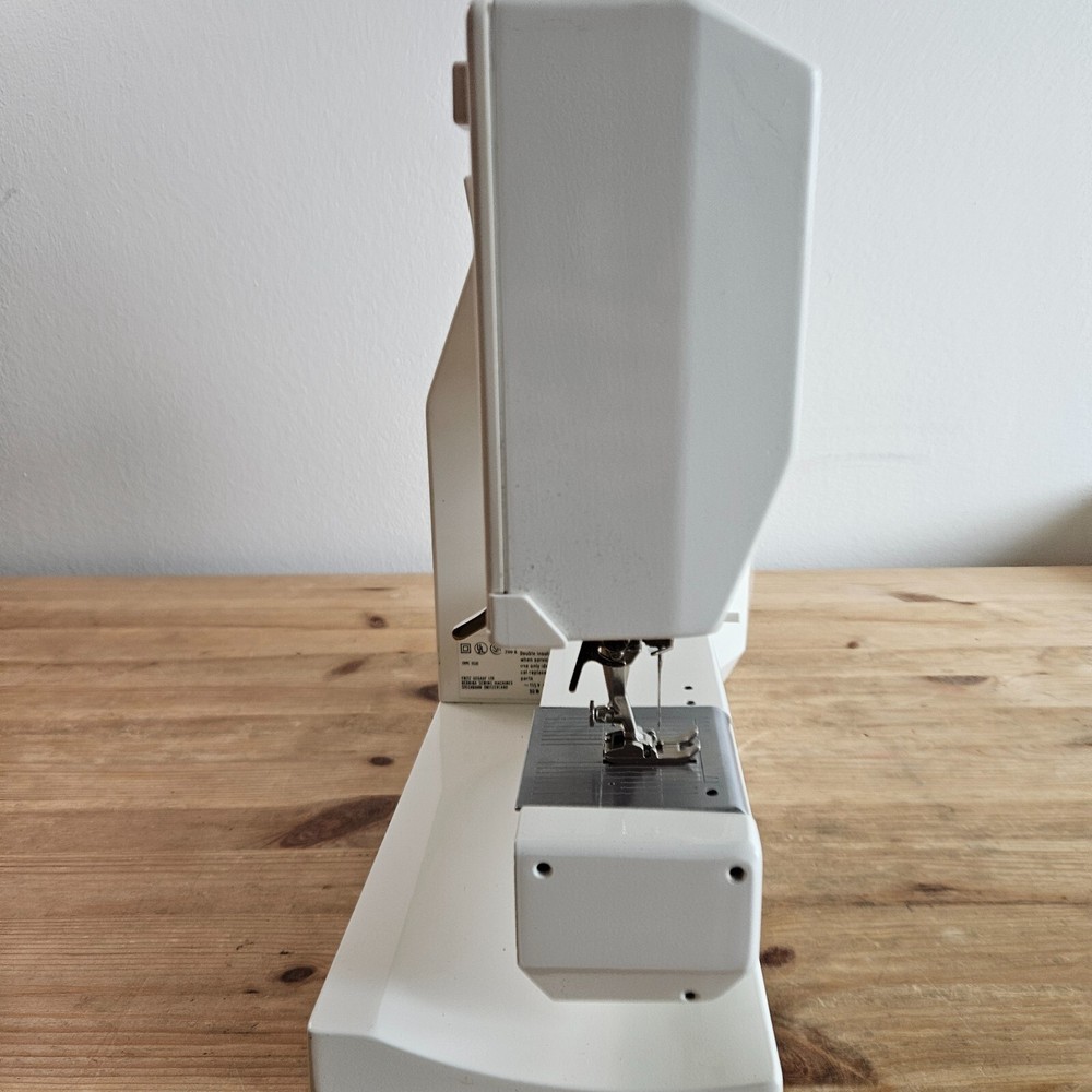 Bernina 1530 Inspiration Sewing Machine (Parts - Brain/Screen Non-Functioning)