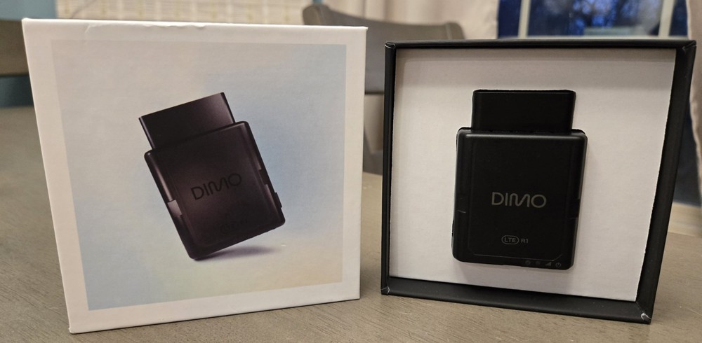 DIMO R1 GPS Vehicle Tracker with Real-Time Location