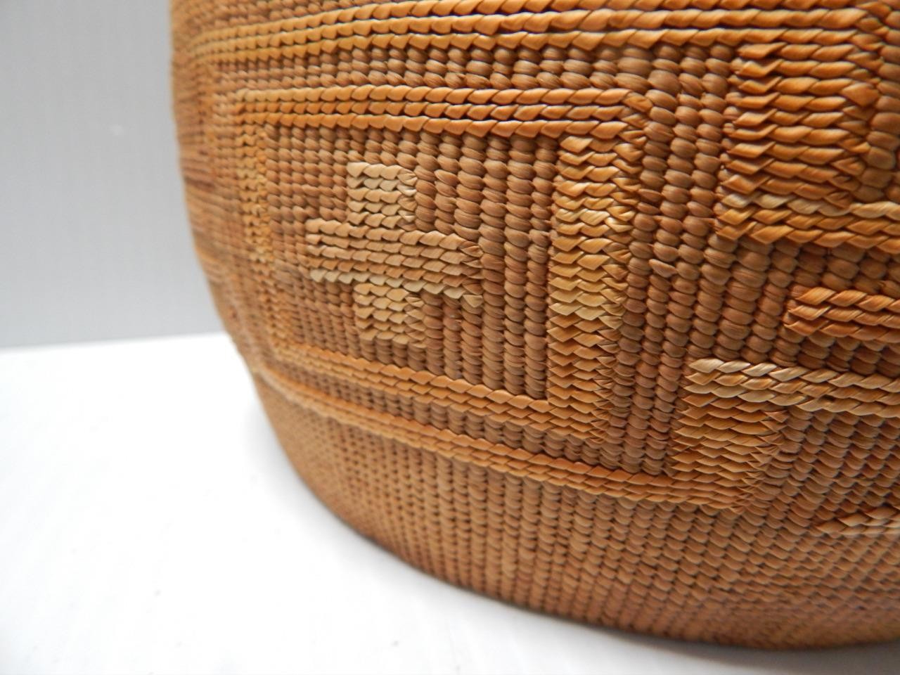 ANTIQUE LARGE TLINGIT RATTLE TOP BASKET -NW COAST ALASKA INDIAN - REAL PRETTY !