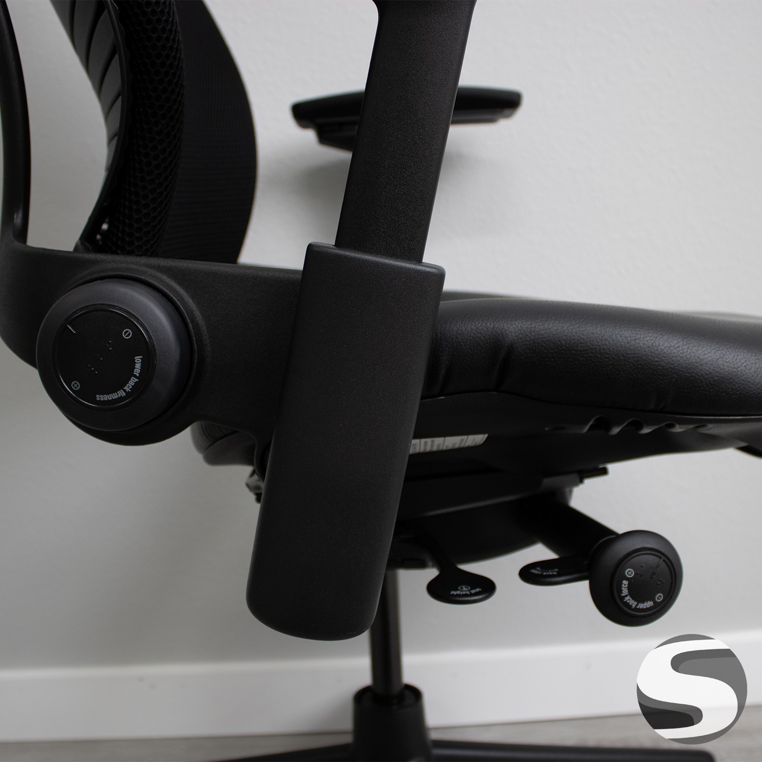 Steelcase V2 Leap - 3D Mesh and Leather Seat in Black