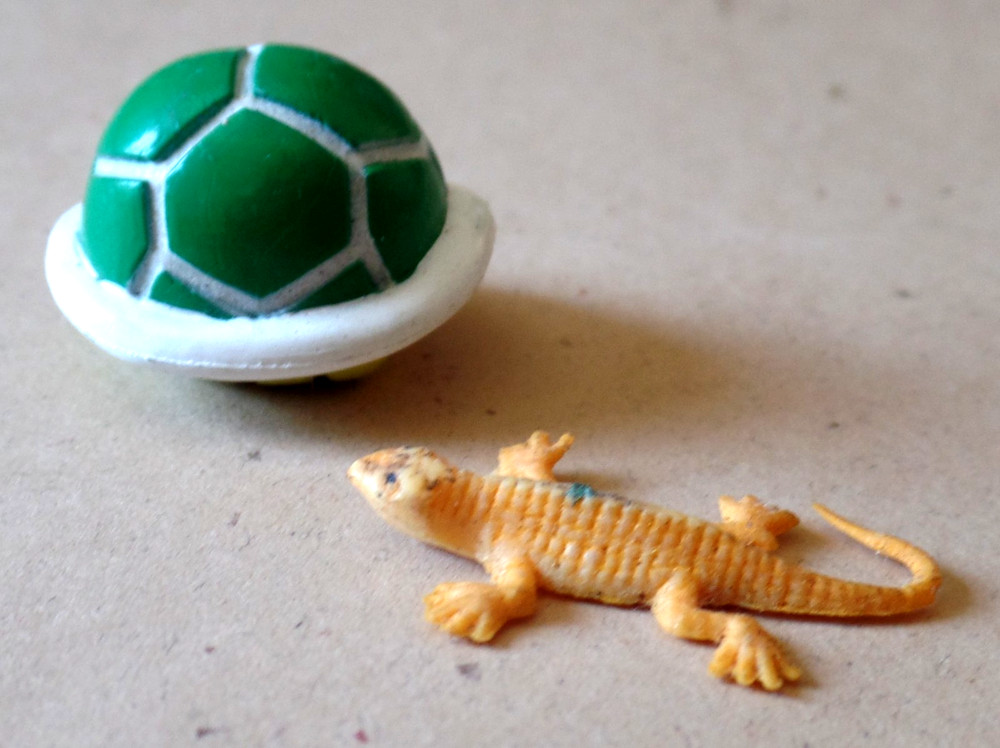2 Vintage Tiny TURTLE SHELL & LIZARD Toys