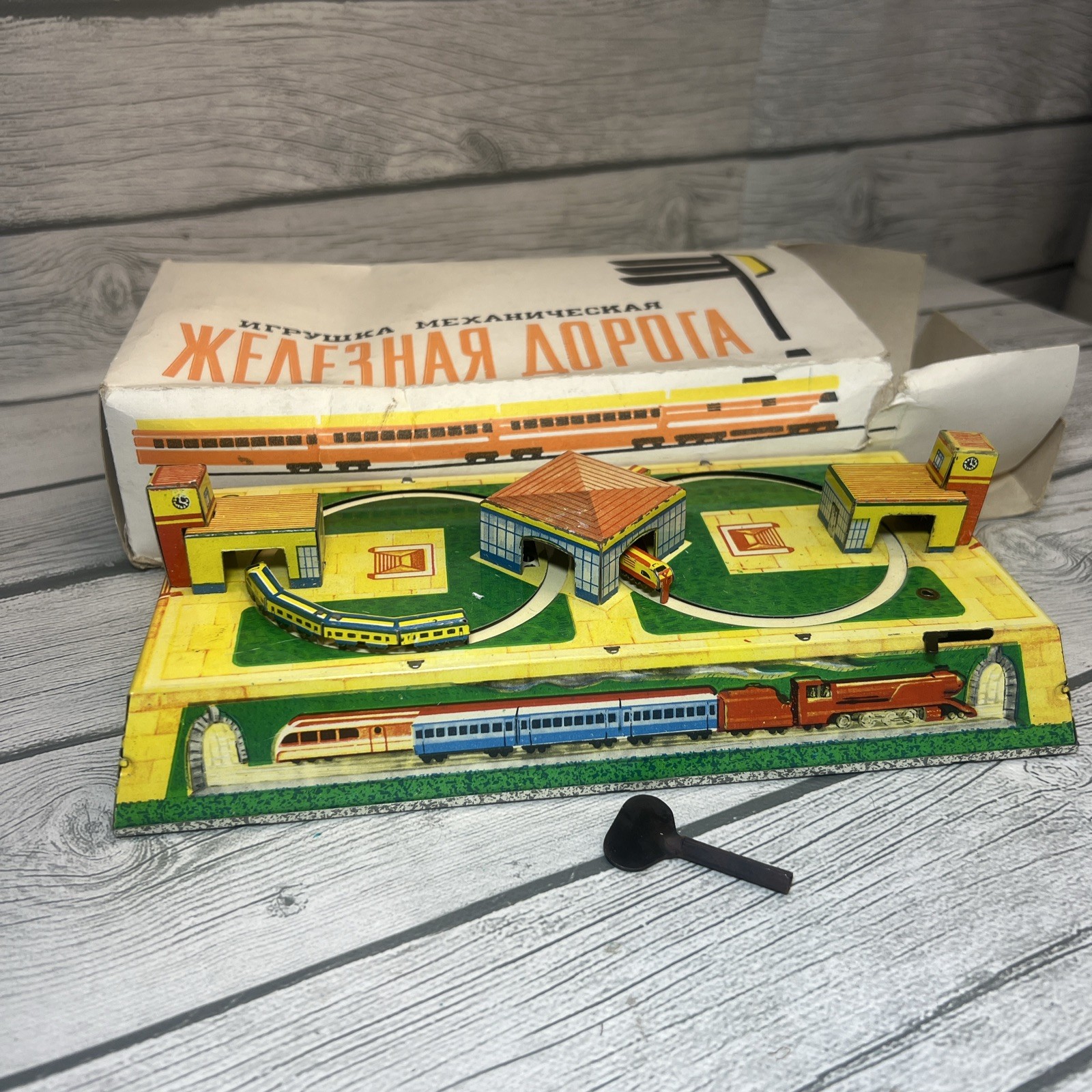 2175.7 - Vintage 1950's Russian W/U Tin Railroad Train W/Box & Key / Works!