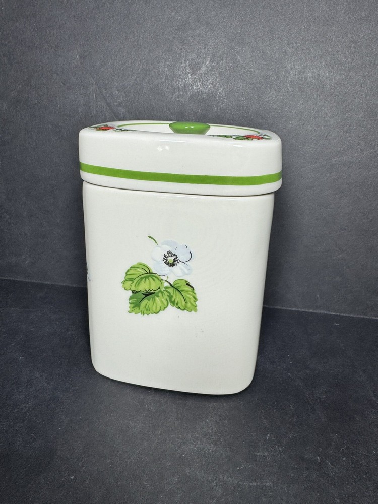 Daeware Kitchen Canister Ceramic Strawberries 5.75x4x4 (61)