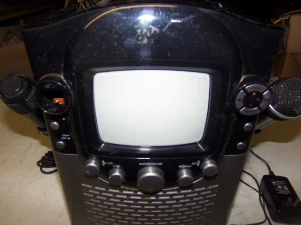 The Singing Machine, Model STVG - 559, Powers on but does not work correctly