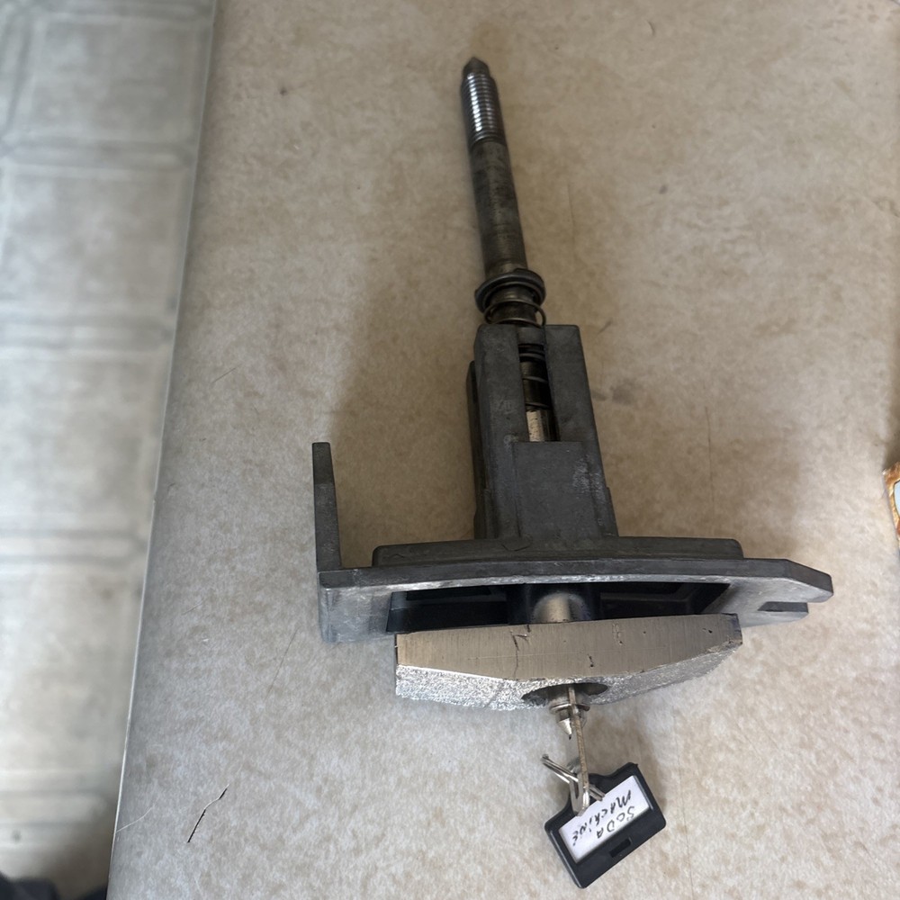 Dixie Narco T handle with posts (for coin chute) includes lock and One keys