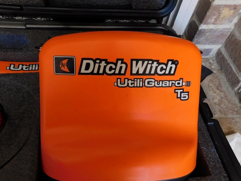 DITCH WITCH UTILIGUARD BURIED CABLE AND PIPE LOCATOR WITH T5 TRANSMITTER