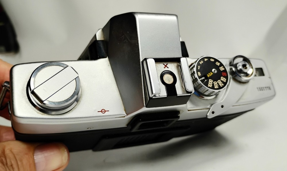Minolta SRT 201 Camera Shutter Works Light Meter Untested Sell As-is No Return