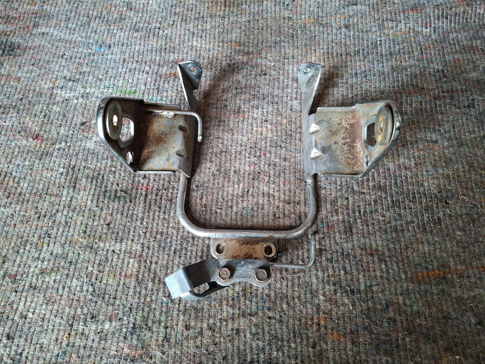 Kawasaki ER5 - Front Headlight Mounting Bracket Frame Holder