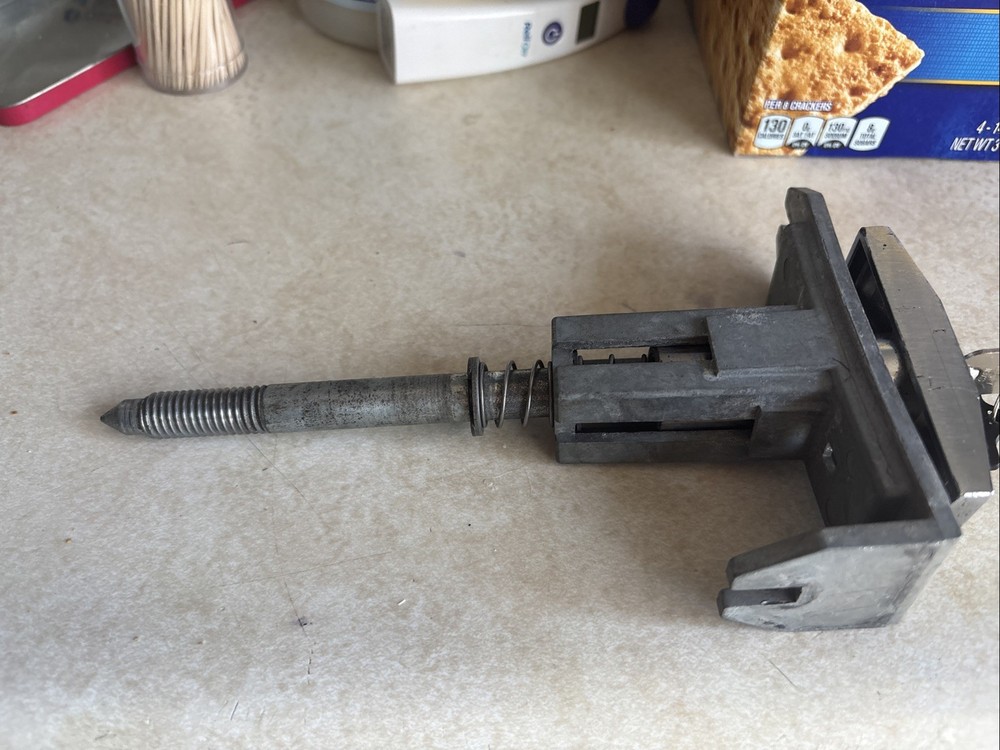 Dixie Narco T handle with posts (for coin chute) includes lock and One keys