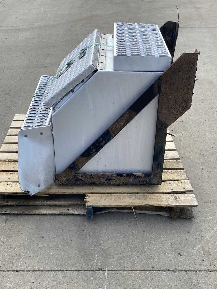 2014 Freightliner Cascadia Tool Box (693-10256)