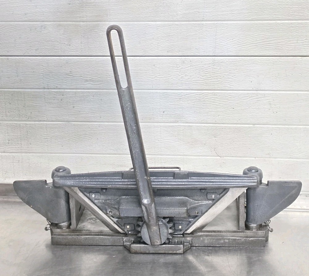 Lion Miter-Trimmer w/ Handle Pootatuck