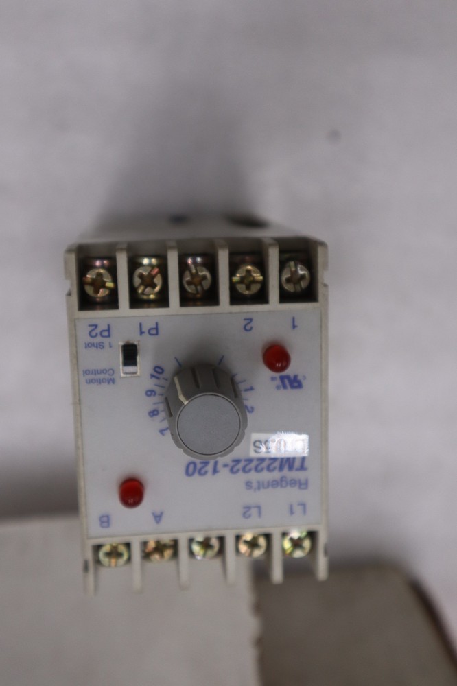 NEW OPEN BOX Regent Controls TM2222-120 Solid State Timer 120 STK 5628CC