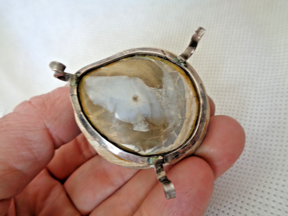EASTERN SOLID SILVER MOUNTED MOONSTONE & BUDDHIST DEITY ON FOSSIL SHELL ALTAR