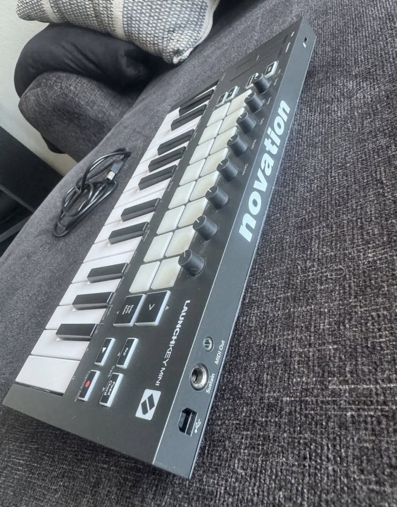 Novation LAUNCHKEY MINI MK3 Keyboard MIDI Controller