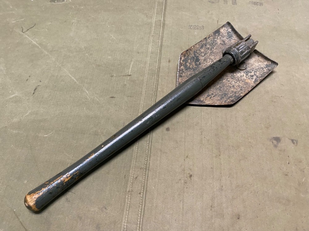 ORIGINAL WWII US ARMY M1943 COMBAT FIELD FOLDING SHOVEL-DATED 1945