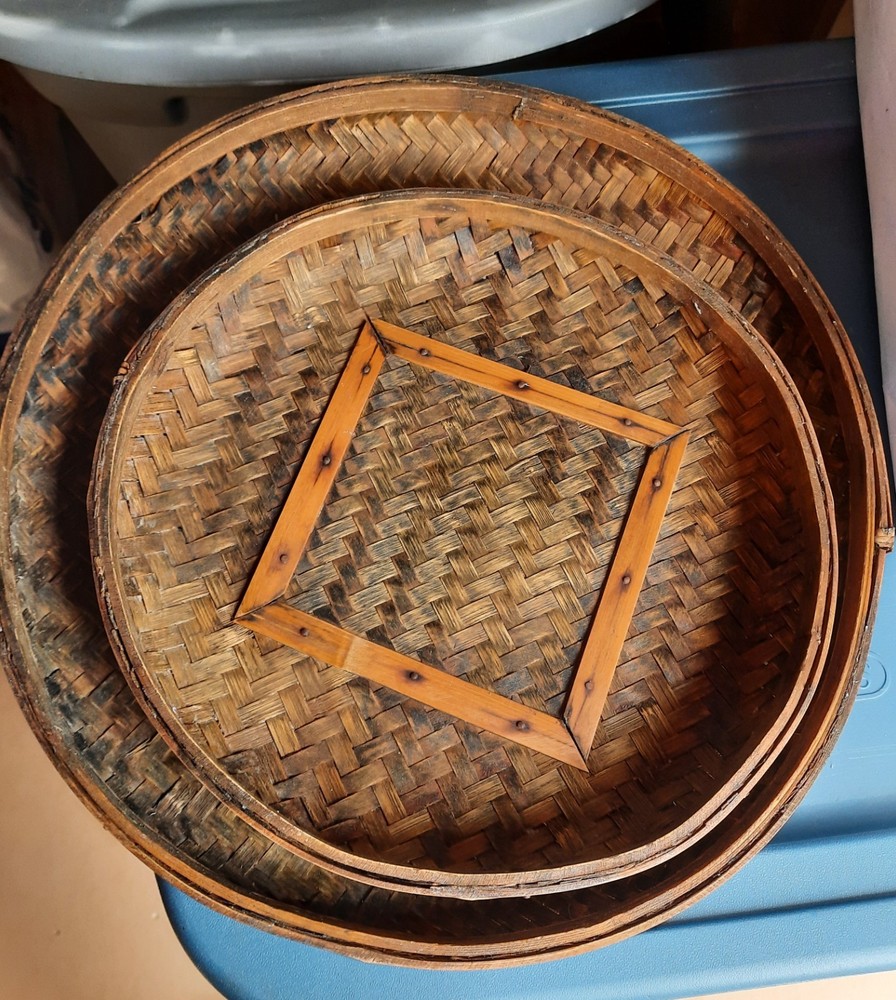 Set of two wall baskets