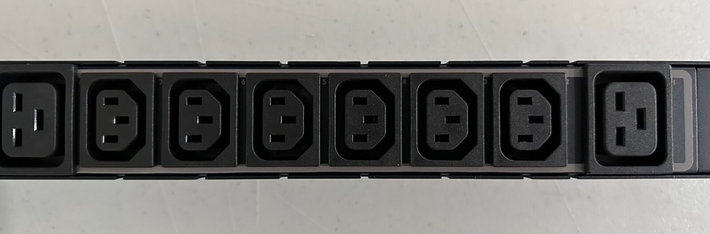 SERVER TECHNOLOGY SENTRY CABINET DISTRIBUTION UNIT CSG-24VYM411A1