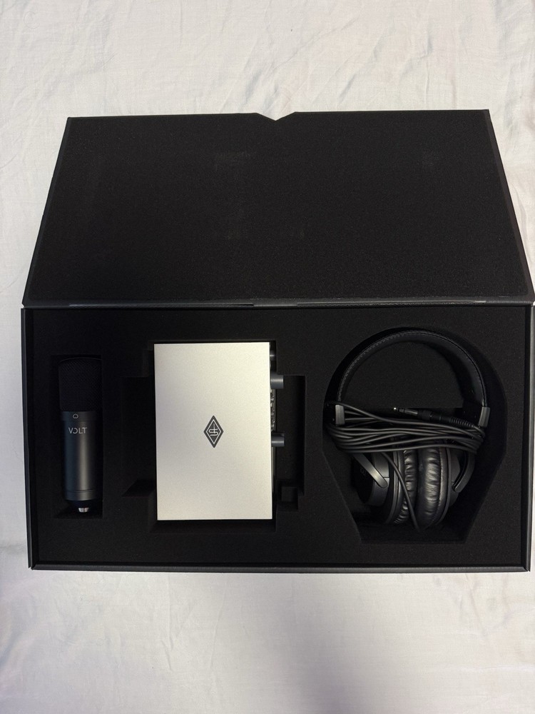 Universal Audio Volt 2 Recording Studio Pack Bundle