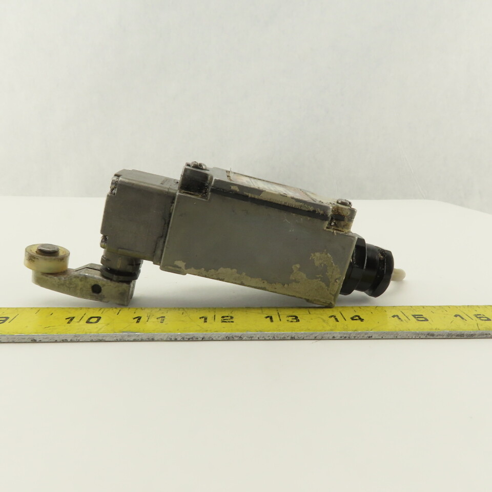 Omron D4B-2511N 400V 2A Cam Roller Rocker Limit Switch