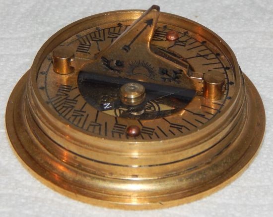 NICE VINTAGE SOLID BRASS COMPASS/SUNDIAL COMBINATION