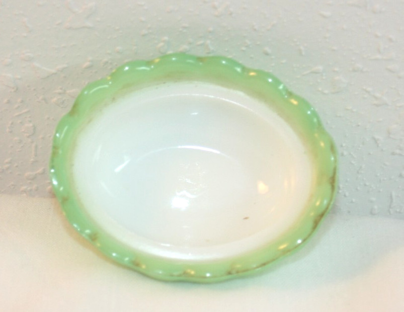Mini Hen On Nest Salt Cellar - Jadeite