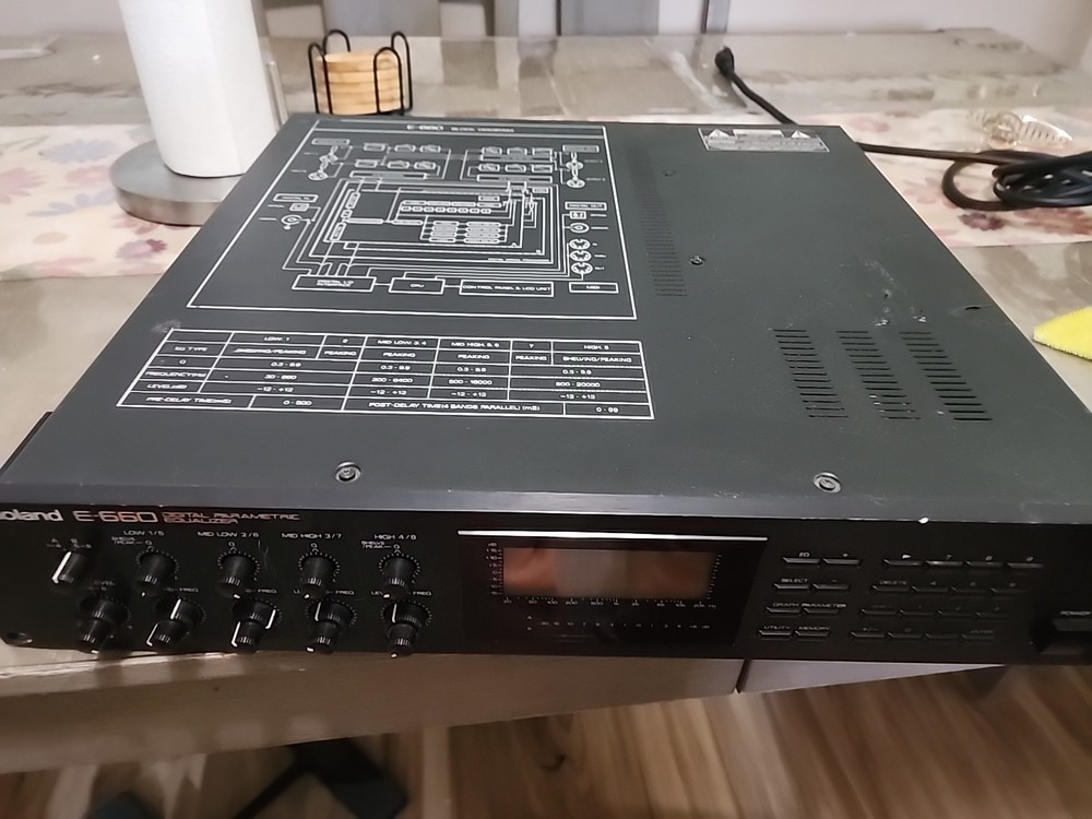 Roland E-660 Digital Stereo Parametric Mastering EQ