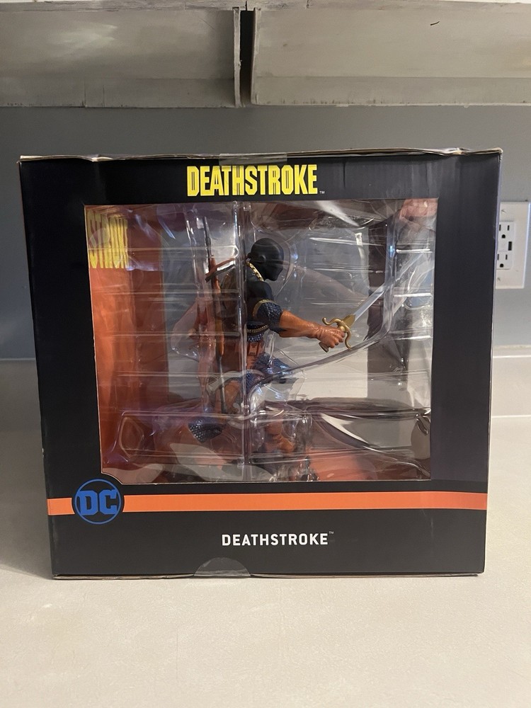 DC Comics Diamond Select Gallery Deathstroke PVC Diorama