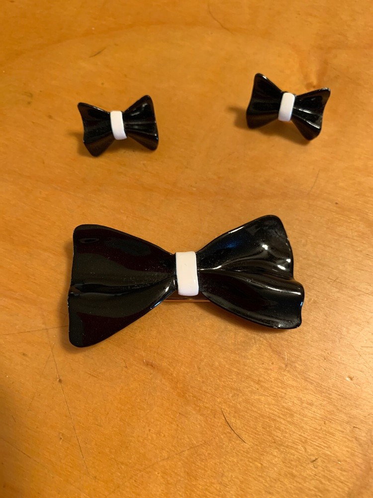 black enamel bow & post earrings W1