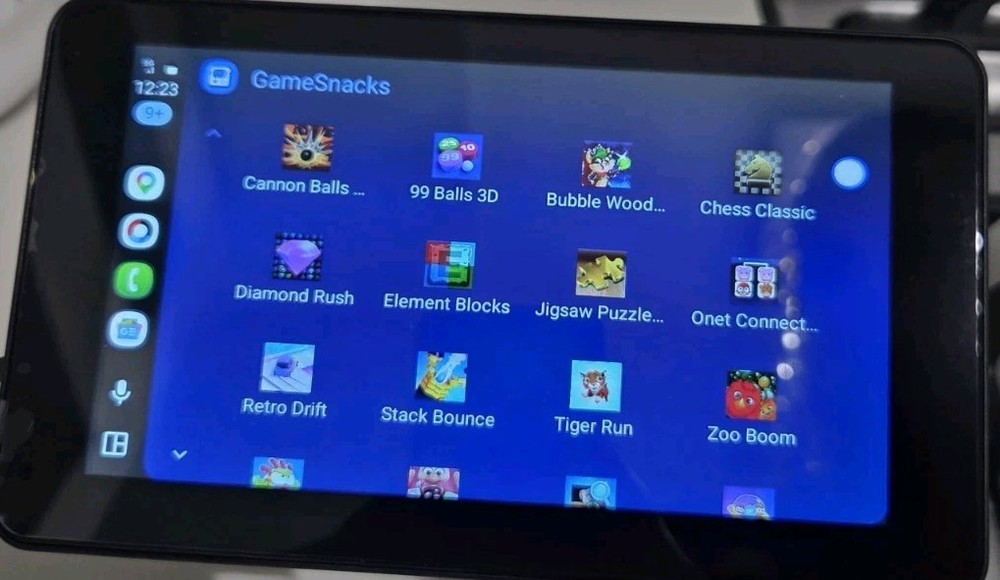 Portable Wireless Car Stereo Apple CarPlay, Android Auto, & Screen Mirroring 7"