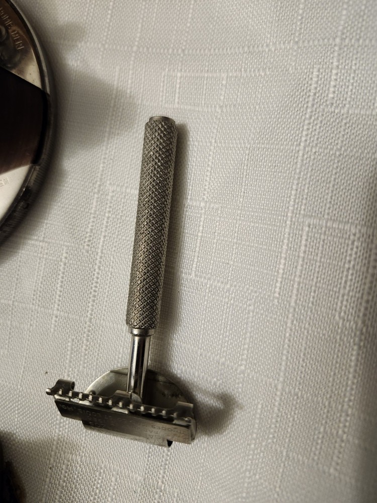 Kriss Kross Stropper Razor Blade Sharpener And Razor