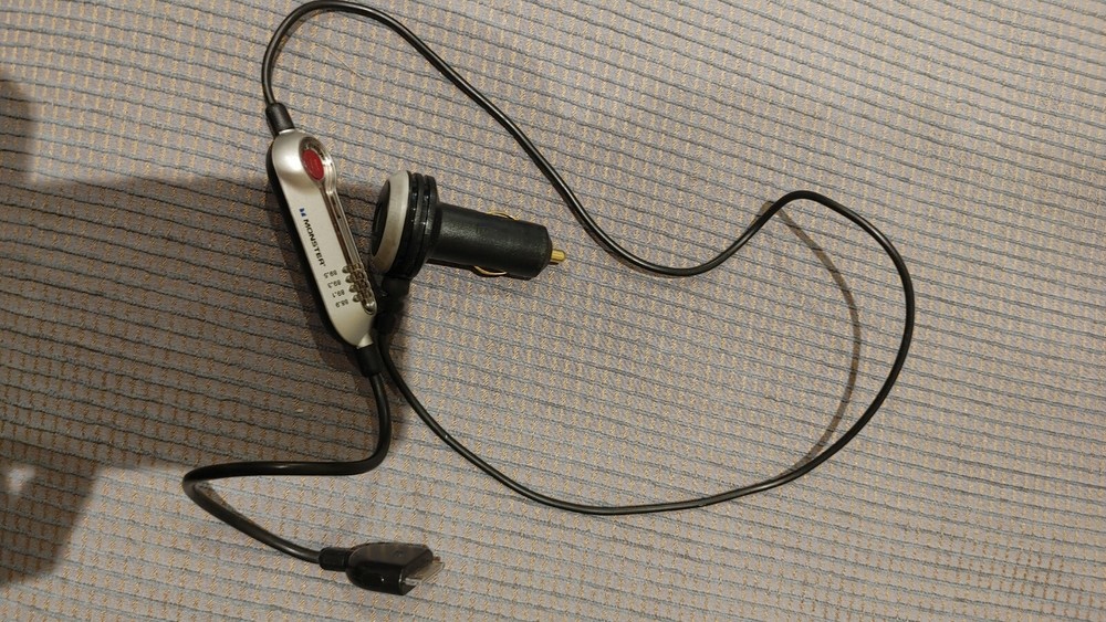 Monster FM Transmitter Car Adapter RJE160732-00 for iPad usage