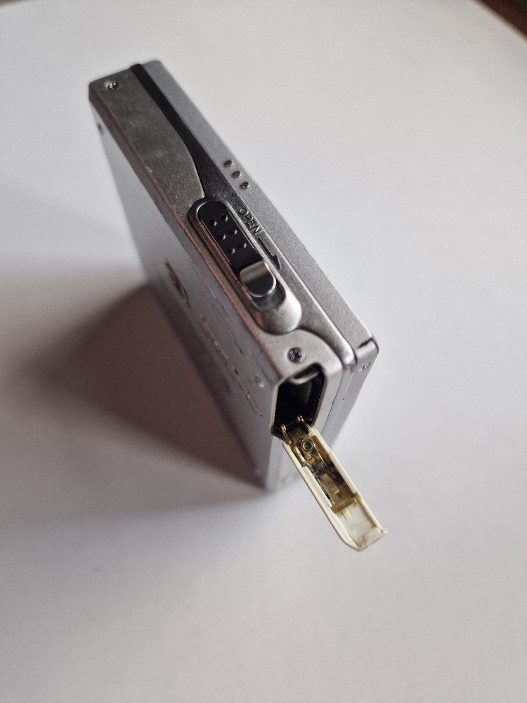 Sony MD Walkman MZ-R90