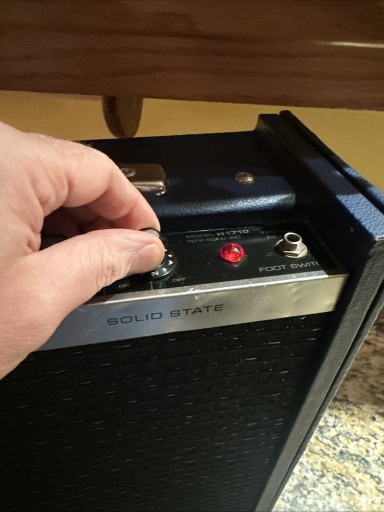 Harmony Solid State Guitar Amplifier Model H1710