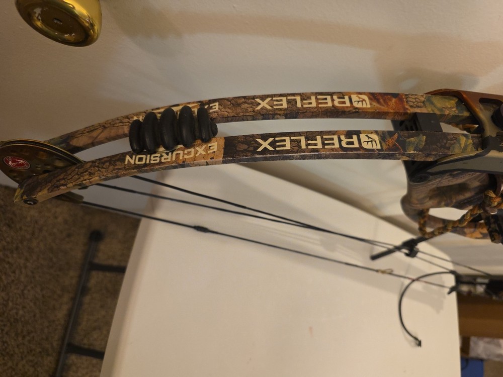 Reflex Excursion Compound Bow Weight 40-50 String 49 W/ Soft Case Camo Tru Fire