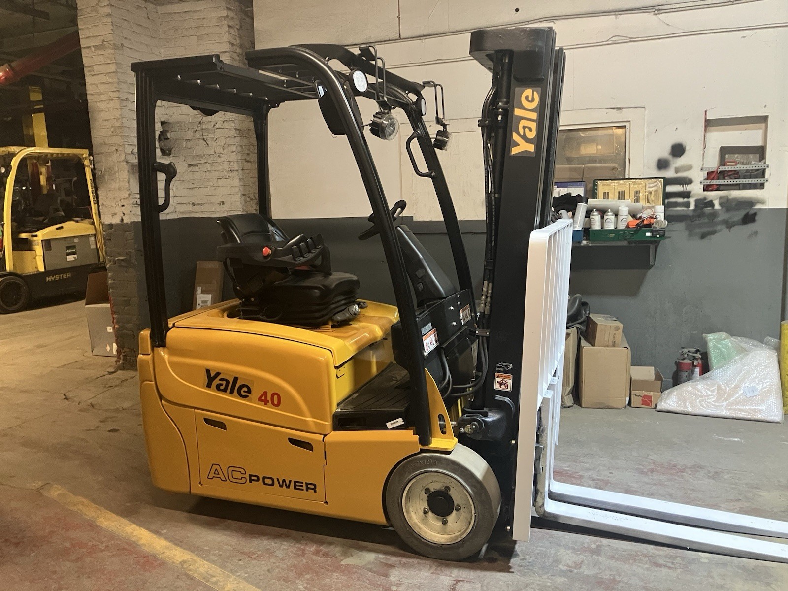 2018 Yale  4000 LB Electric Forklift  with SS and Triple Mast Fork Positioner