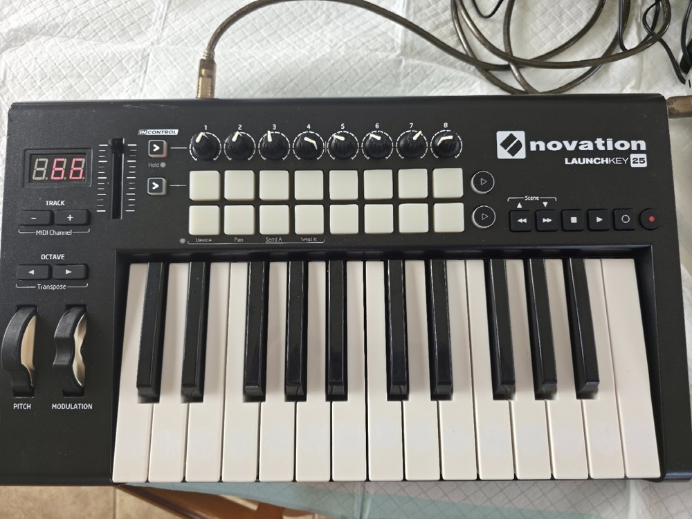 Novation Launchkey Mini 25 MK2 25-key Keyboard Controller w/ Case - TESTED