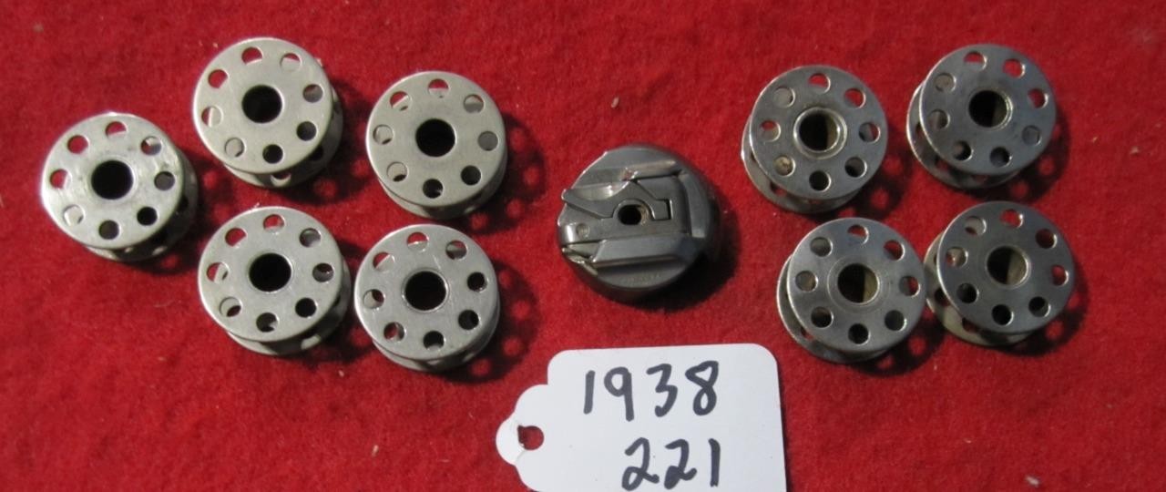 1938 VINTAGE SINGER SEWING MACHINE BOBBIN CASE   FITS 301 / 221 NO. 45750